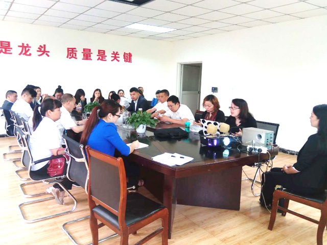 成人TIKTOK黄短视频TIKTOK色情版下载設備公司員工培訓會現場圖片