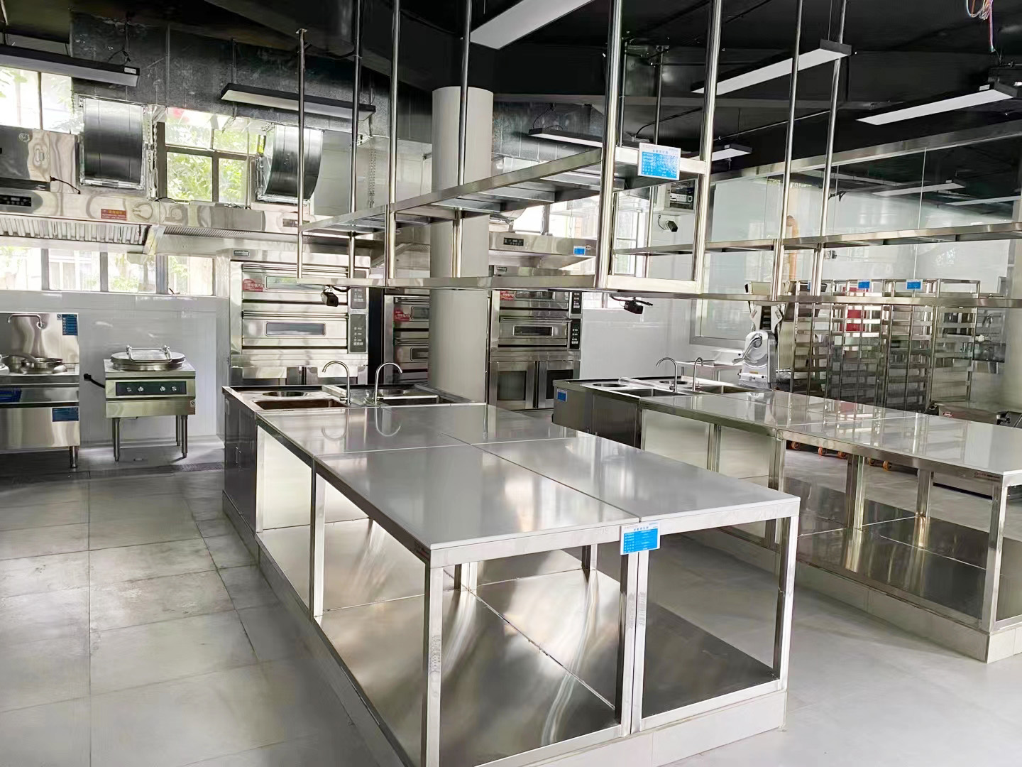 酒店TIKTOK色情版下载設備及用品